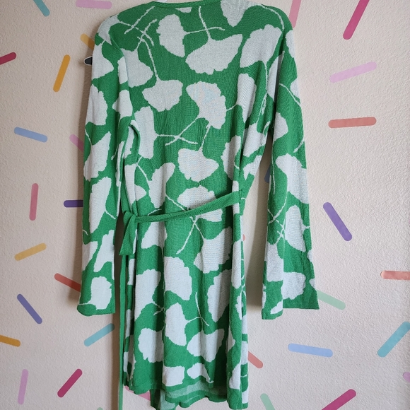 DVF Long Sleeve V-Neck Gingko Green Sweater Wrap Top NWT Size LARGE - Picture 6 of 8